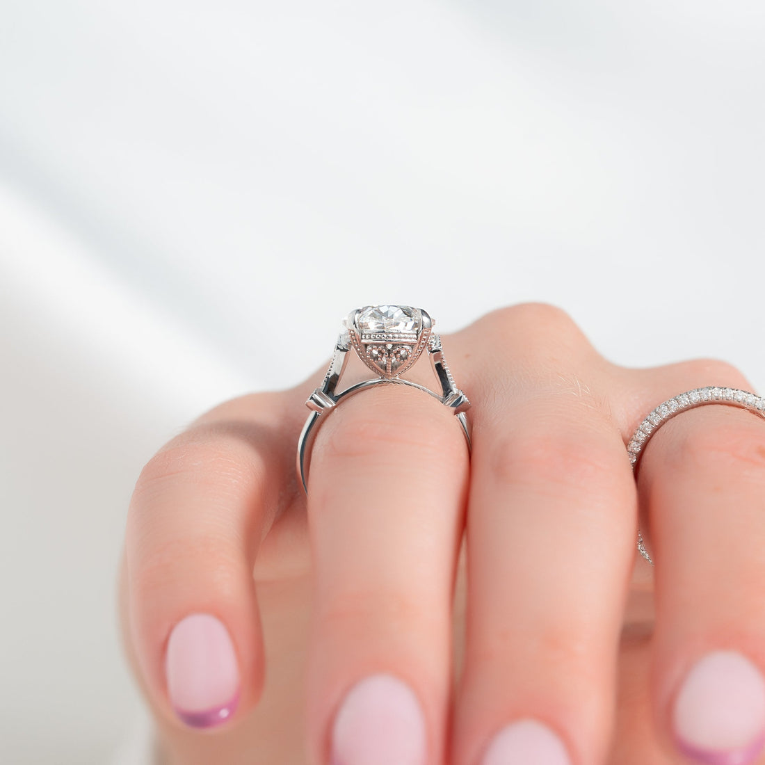 Oval Cut Diamond Engagement Ring with Pavé Side Stones – Elegant White Gold Ring