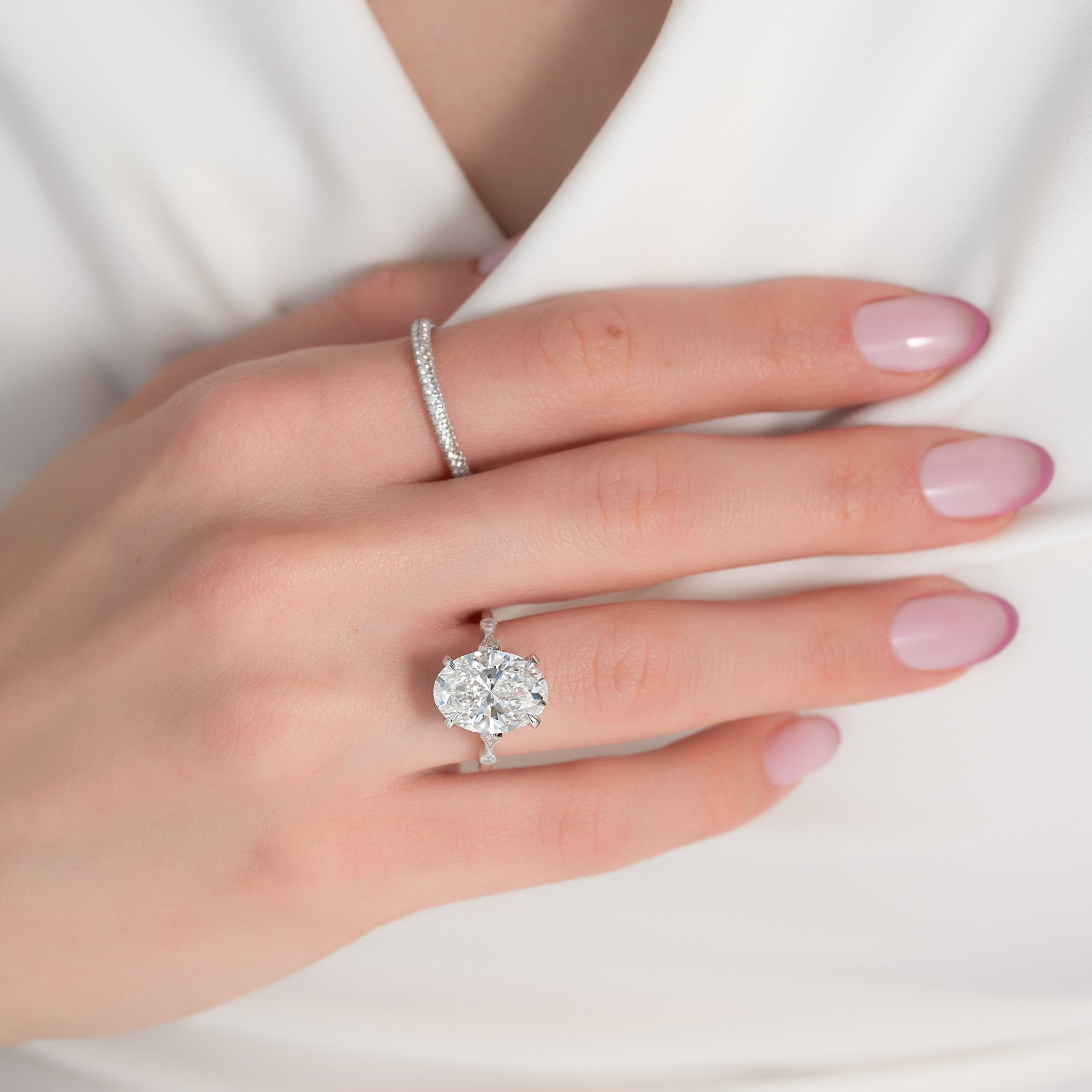 Oval Cut Diamond Engagement Ring with Pavé Side Stones – Elegant White Gold Ring