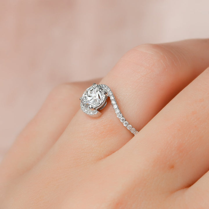 Round Cut Diamond Engagement Ring with Pavé Twist Band